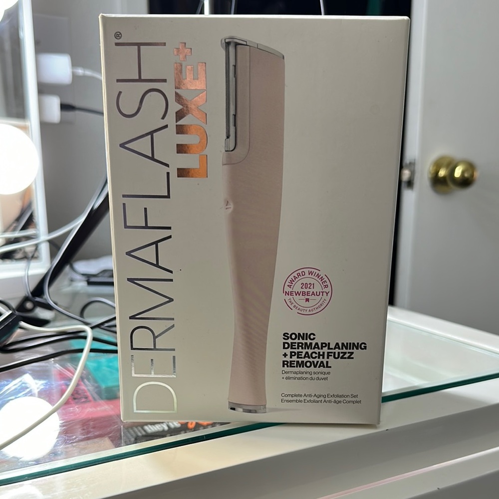 Dermaflash Luxe+ Sonic Dermaplaning Tool - Pink